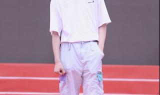 刘耀文拍初中毕业照