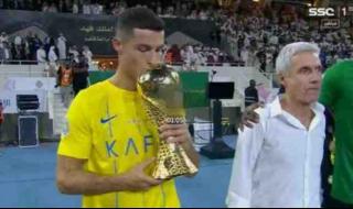 C罗高举冠军奖杯 C罗高举冠军奖杯