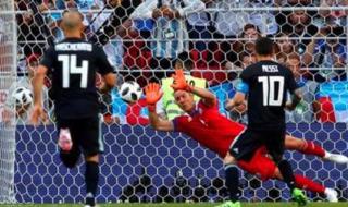 梅西举起大力神杯